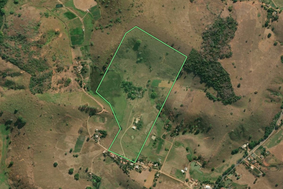 Imagem de satélite do imóvel rural em São Sebastião do Alto (RJ), com o contorno declarado no CAR desenhado por cima.
