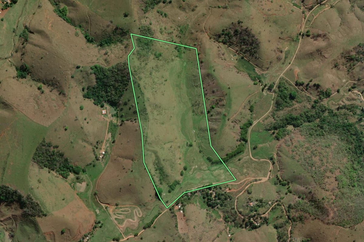 Imagem de satélite do imóvel rural em São Sebastião do Alto (RJ), com o contorno declarado no CAR desenhado por cima.