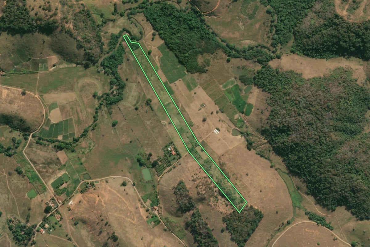 Imagem de satélite do imóvel rural em São Sebastião do Alto (RJ), com o contorno declarado no CAR desenhado por cima.