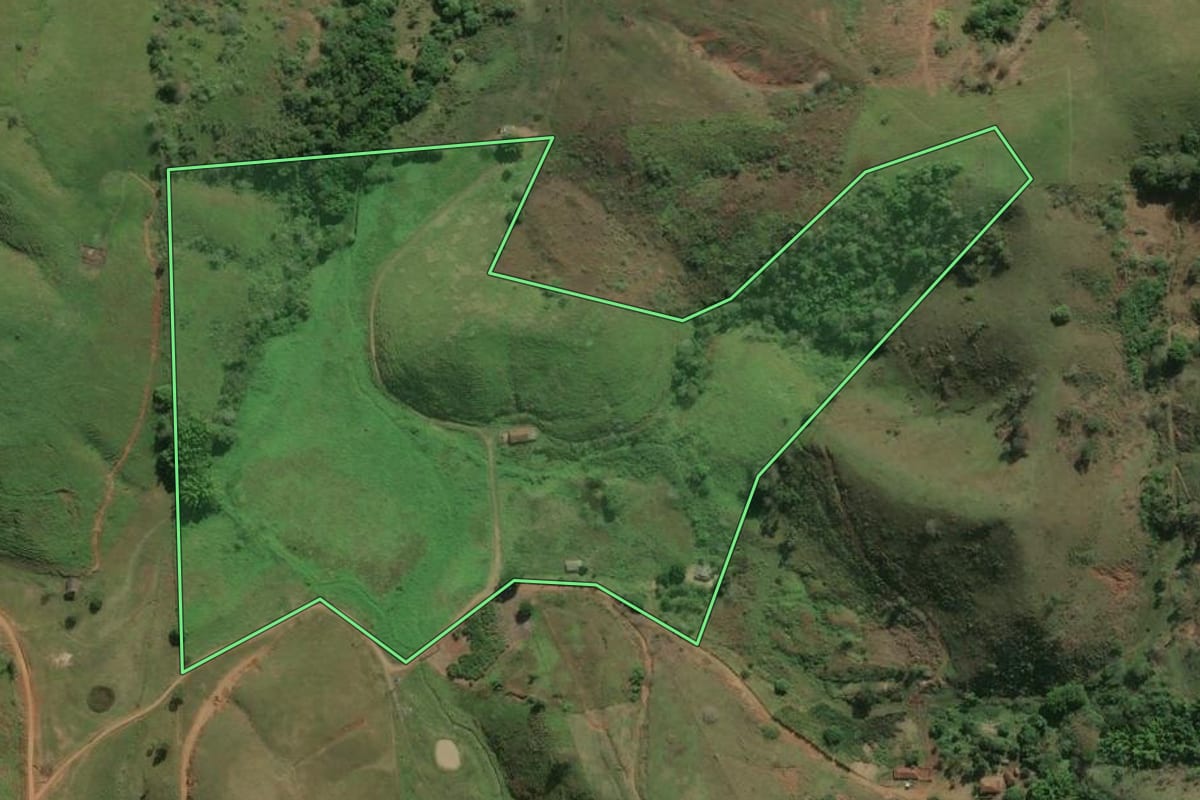 Imagem de satélite do imóvel rural em São Sebastião do Alto (RJ), com o contorno declarado no CAR desenhado por cima.