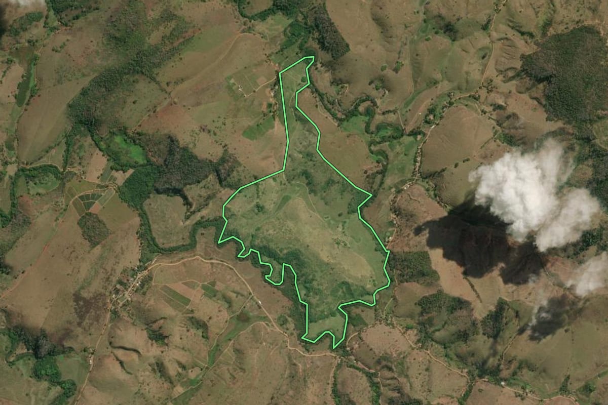 Imagem de satélite do imóvel rural em São Sebastião do Alto (RJ), com o contorno declarado no CAR desenhado por cima.