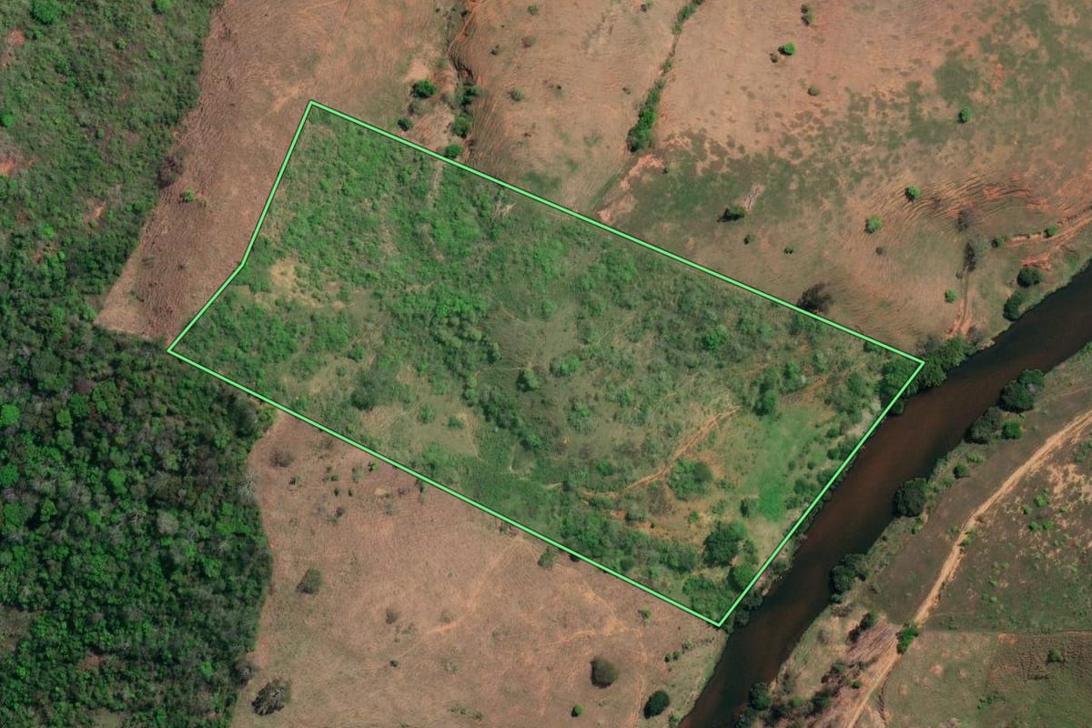 Imagem de satélite do imóvel rural em São Sebastião do Alto (RJ), com o contorno declarado no CAR desenhado por cima.
