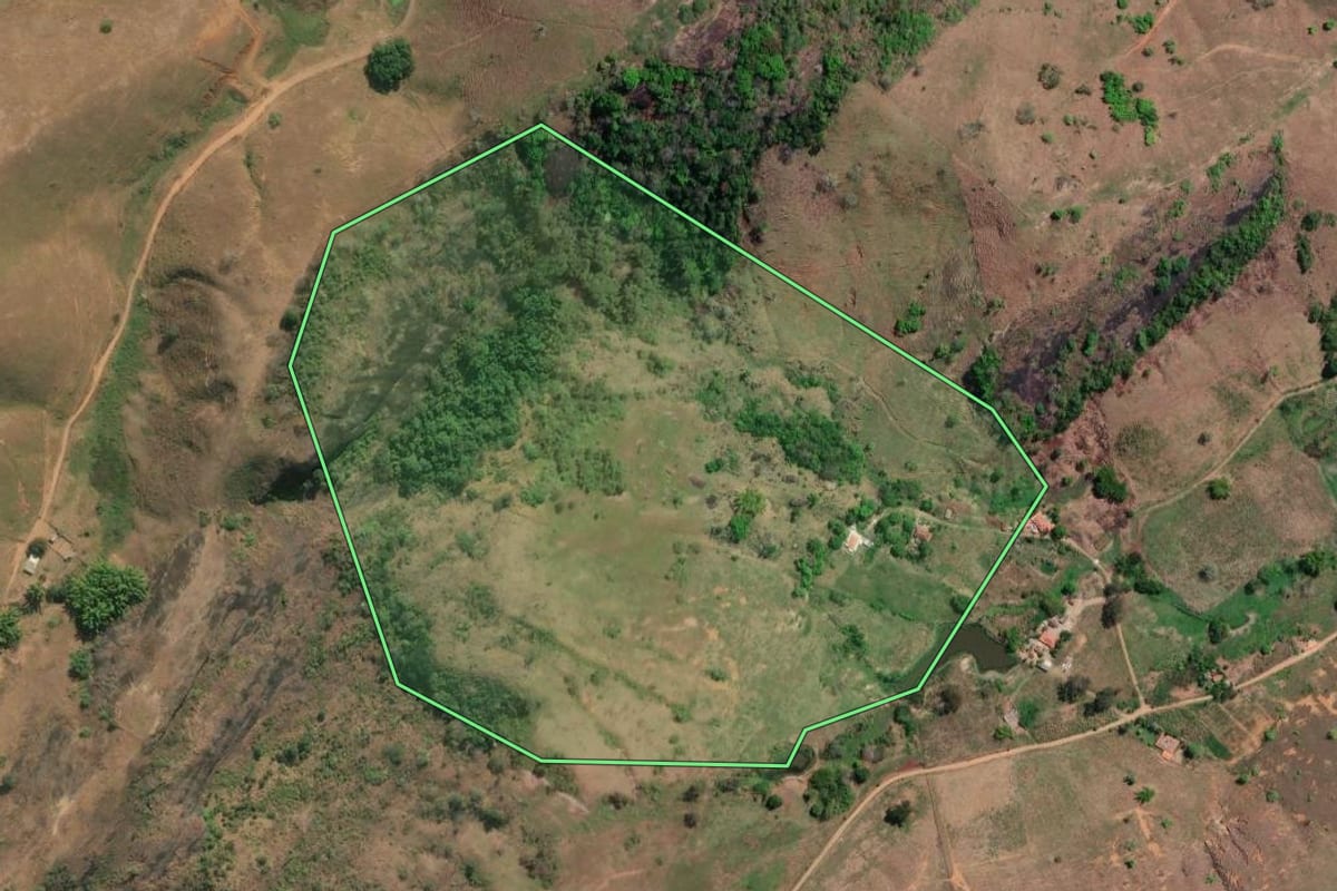 Imagem de satélite do imóvel rural em São Sebastião do Alto (RJ), com o contorno declarado no CAR desenhado por cima.