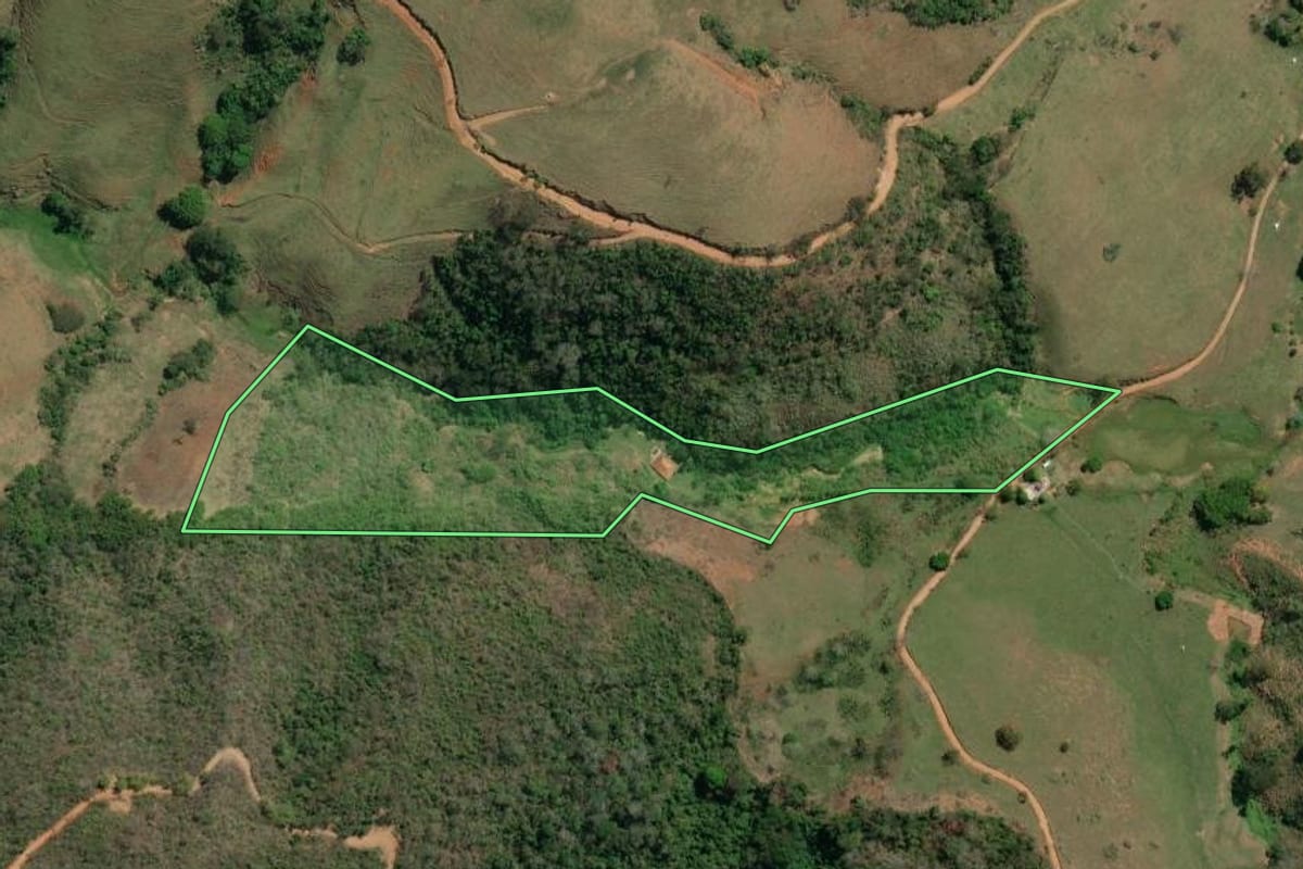 Imagem de satélite do imóvel rural em São Sebastião do Alto (RJ), com o contorno declarado no CAR desenhado por cima.