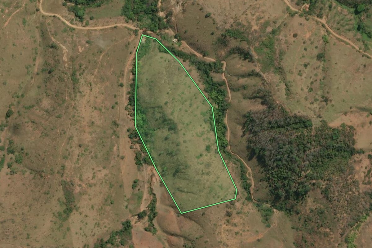 Imagem de satélite do imóvel rural em São Sebastião do Alto (RJ), com o contorno declarado no CAR desenhado por cima.
