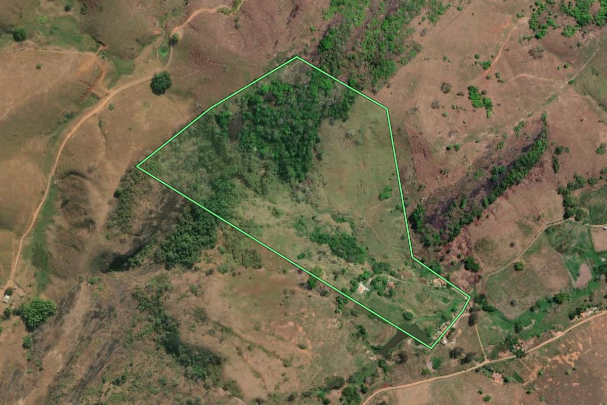 Imagem de satélite do imóvel rural em São Sebastião do Alto (RJ), com o contorno declarado no CAR desenhado por cima.