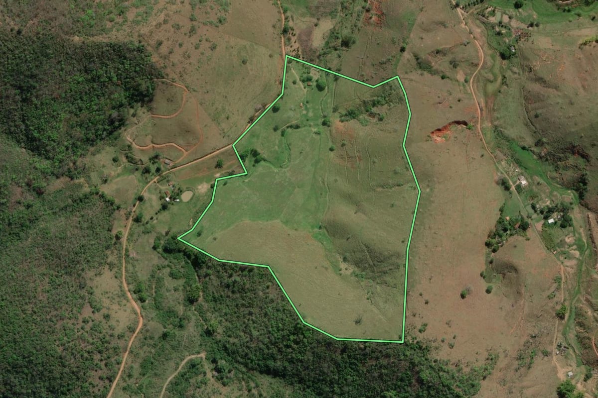 Imagem de satélite do imóvel rural em São Sebastião do Alto (RJ), com o contorno declarado no CAR desenhado por cima.