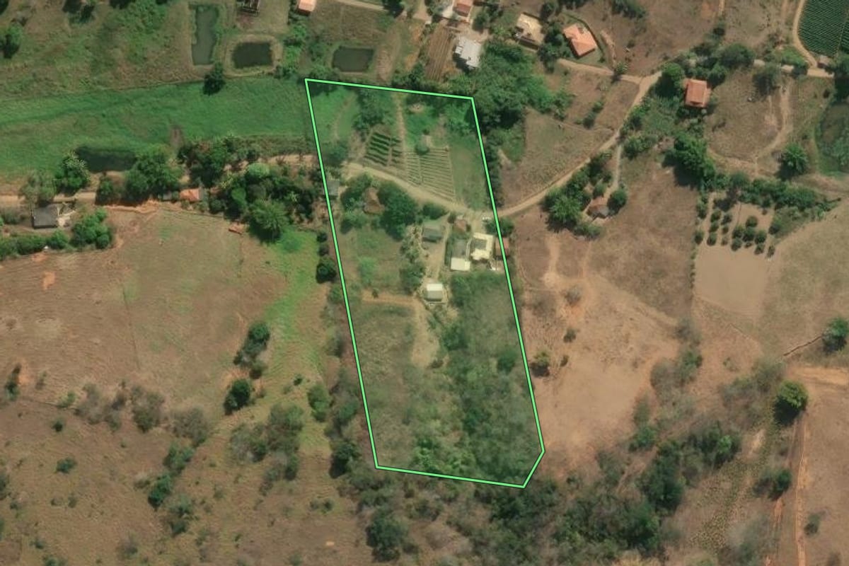 Imagem de satélite do imóvel rural em São Sebastião do Alto (RJ), com o contorno declarado no CAR desenhado por cima.