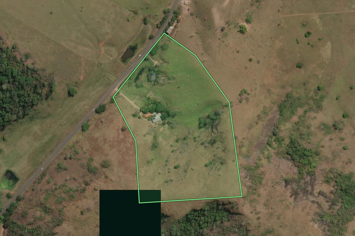 Imagem de satélite do imóvel rural em São Sebastião do Alto (RJ), com o contorno declarado no CAR desenhado por cima.