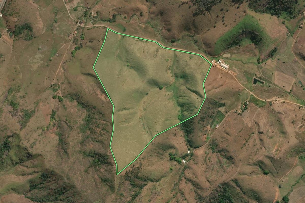 Imagem de satélite do imóvel rural em São Sebastião do Alto (RJ), com o contorno declarado no CAR desenhado por cima.