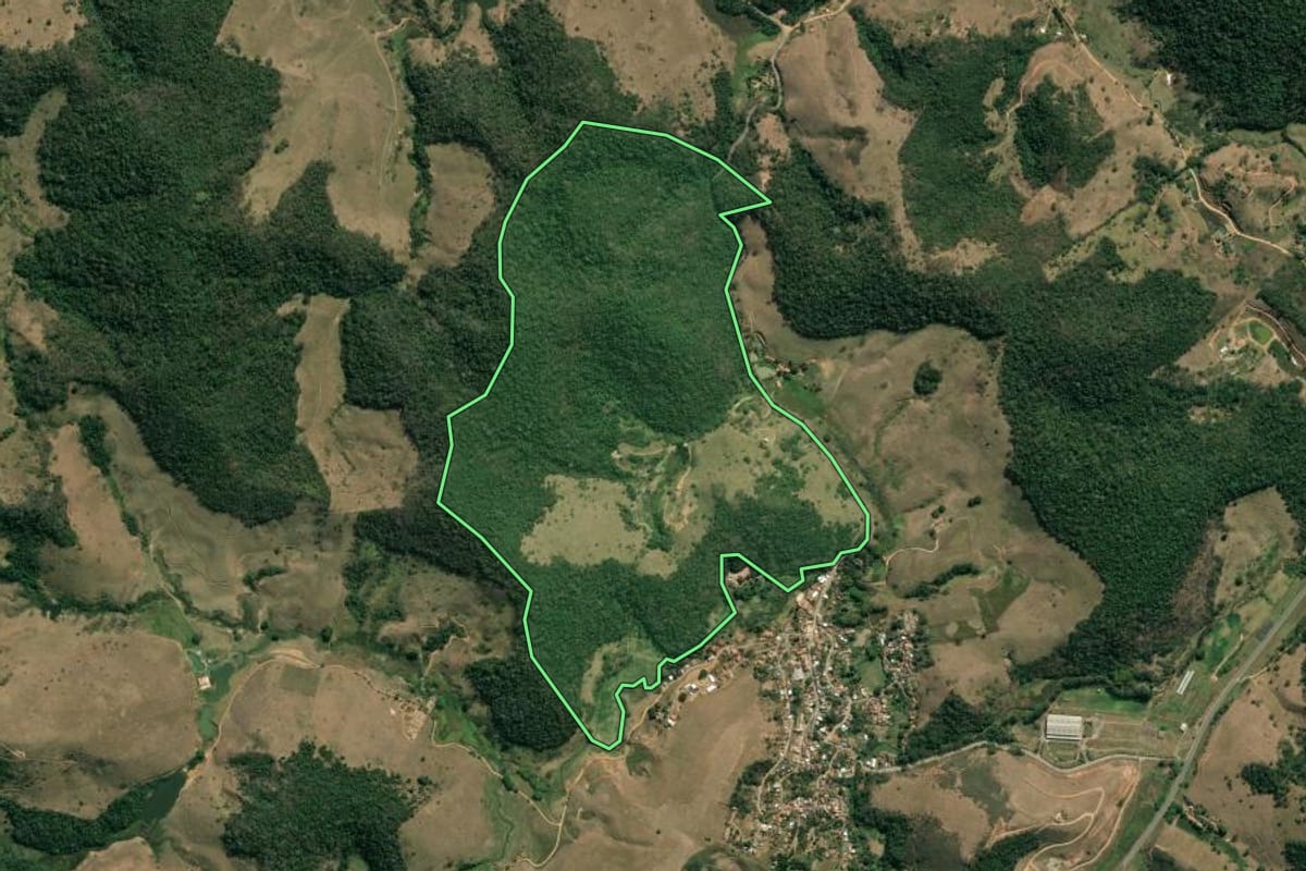 Imagem de satélite do imóvel rural em Sapucaia (RJ), com o contorno declarado no CAR desenhado por cima.