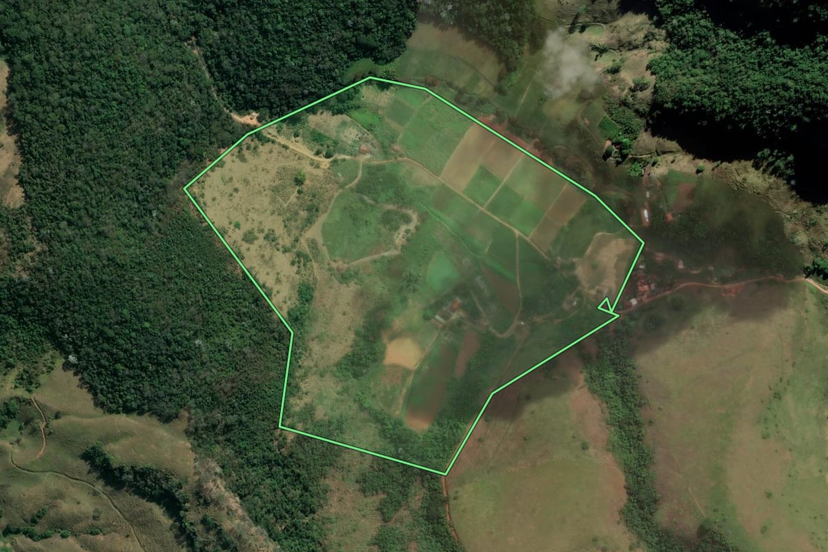 Imagem de satélite do imóvel rural em Sapucaia (RJ), com o contorno declarado no CAR desenhado por cima.