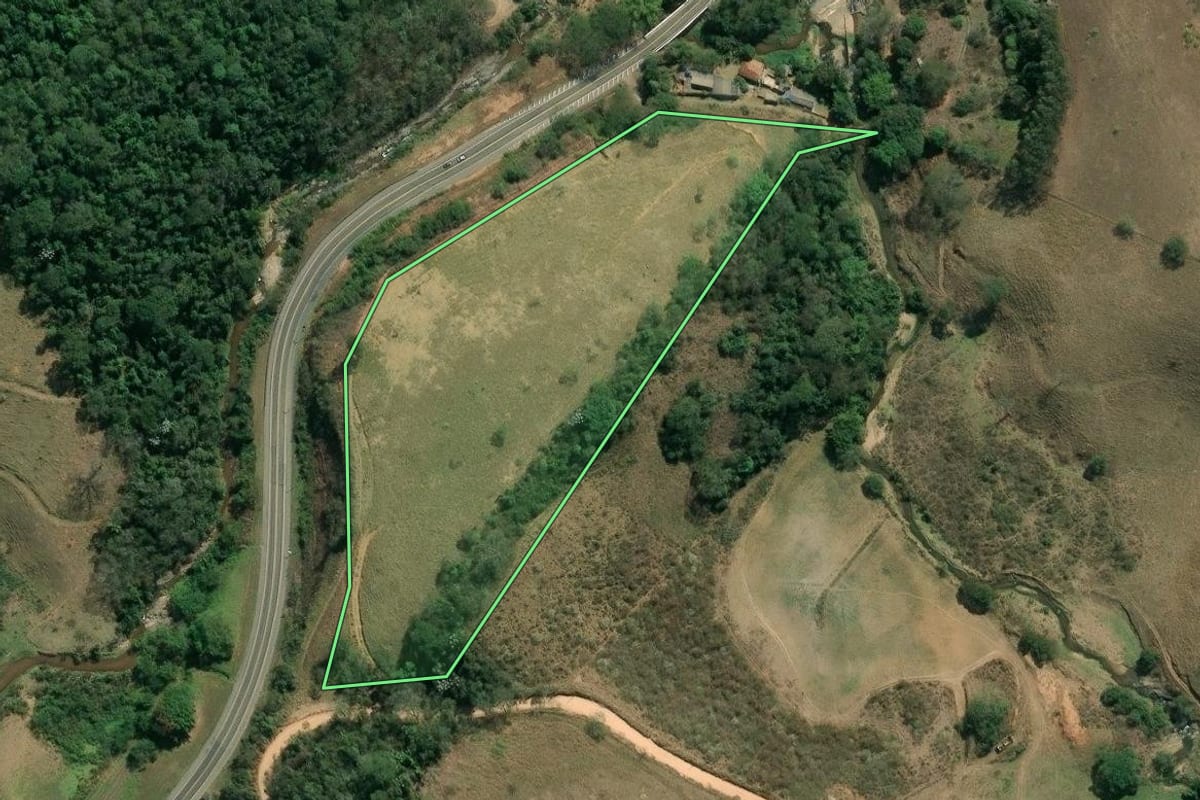 Imagem de satélite do imóvel rural em Sapucaia (RJ), com o contorno declarado no CAR desenhado por cima.