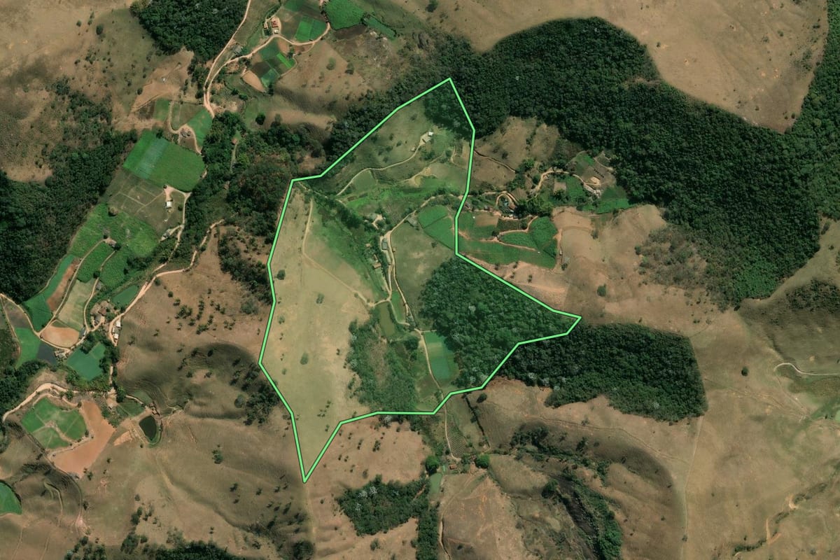 Imagem de satélite do imóvel rural em Sapucaia (RJ), com o contorno declarado no CAR desenhado por cima.