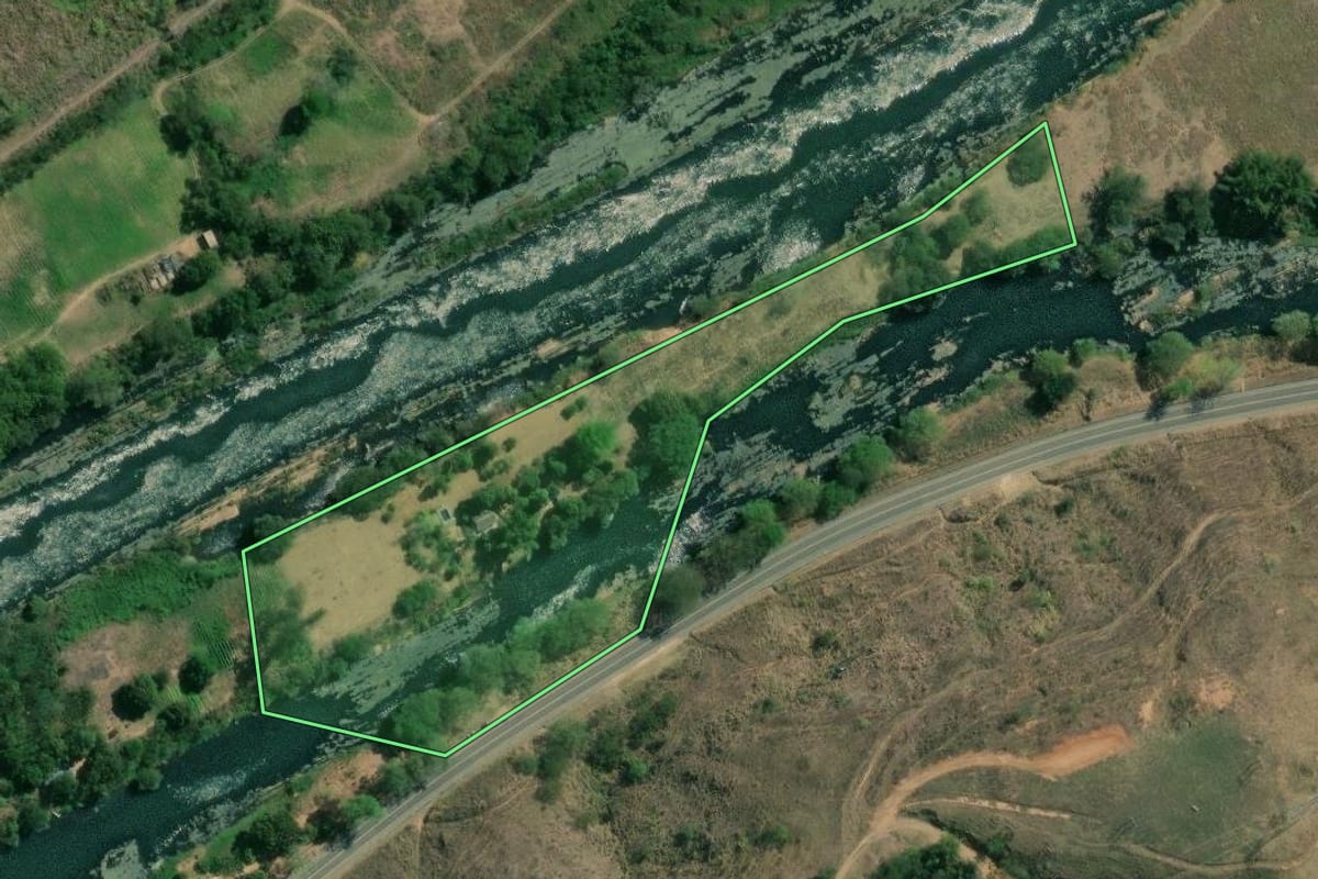 Imagem de satélite do imóvel rural em Sapucaia (RJ), com o contorno declarado no CAR desenhado por cima.