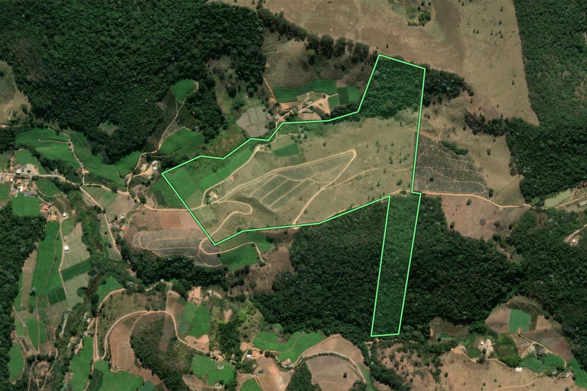Imagem de satélite do imóvel rural em Sapucaia (RJ), com o contorno declarado no CAR desenhado por cima.