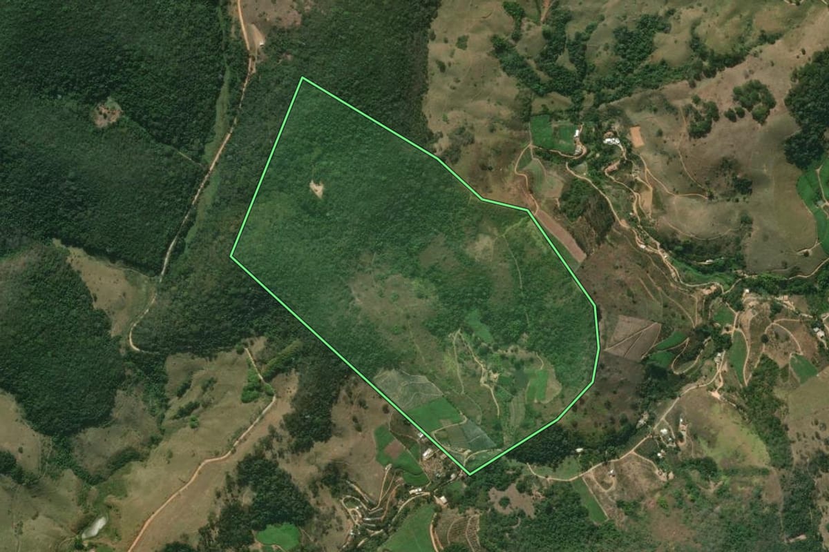 Imagem de satélite do imóvel rural em Sapucaia (RJ), com o contorno declarado no CAR desenhado por cima.