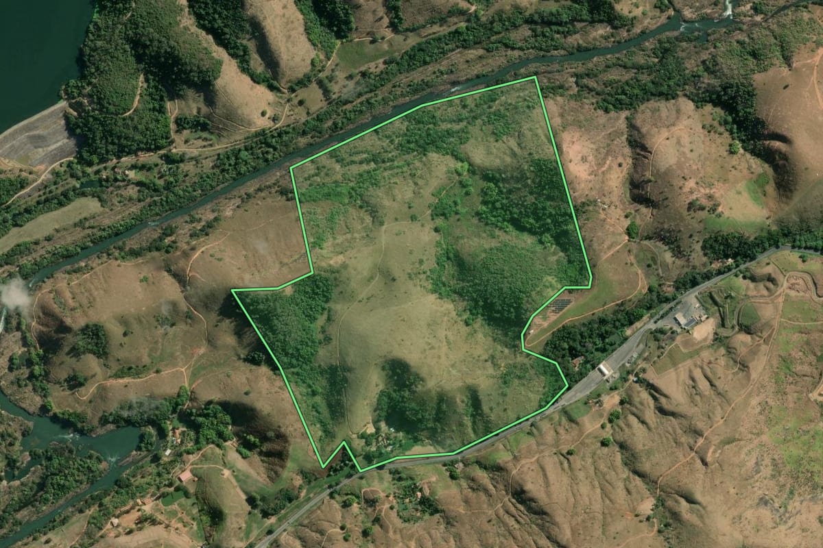 Imagem de satélite do imóvel rural em Sapucaia (RJ), com o contorno declarado no CAR desenhado por cima.