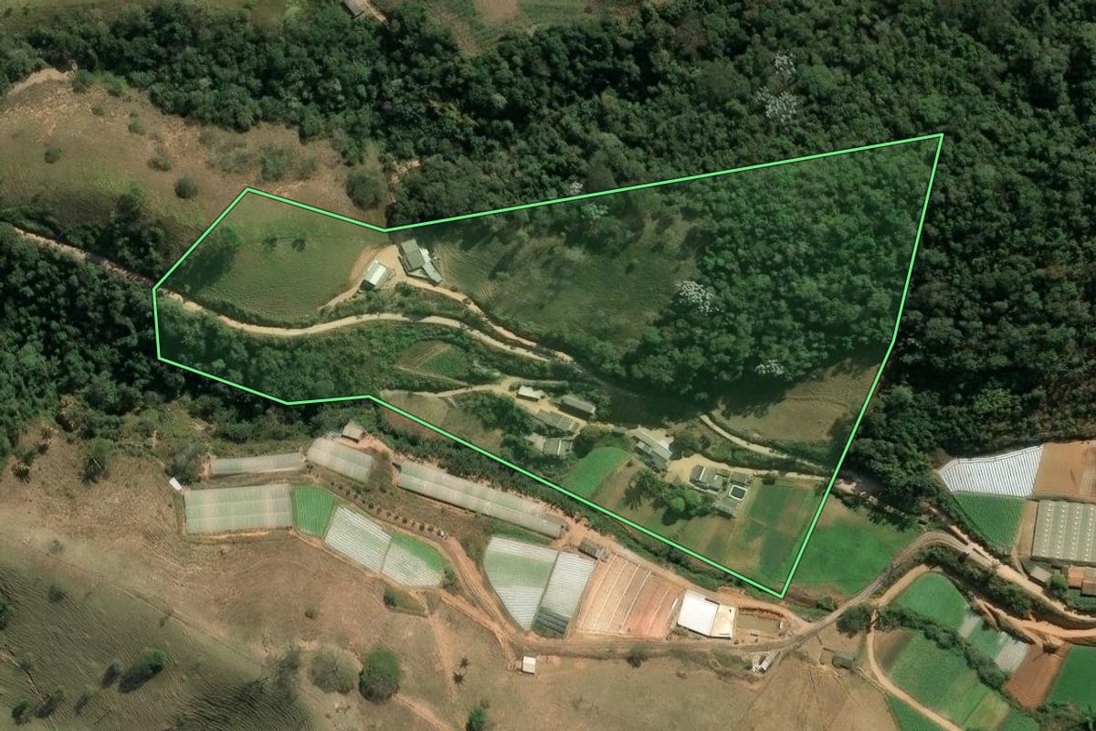 Imagem de satélite do imóvel rural em Sapucaia (RJ), com o contorno declarado no CAR desenhado por cima.