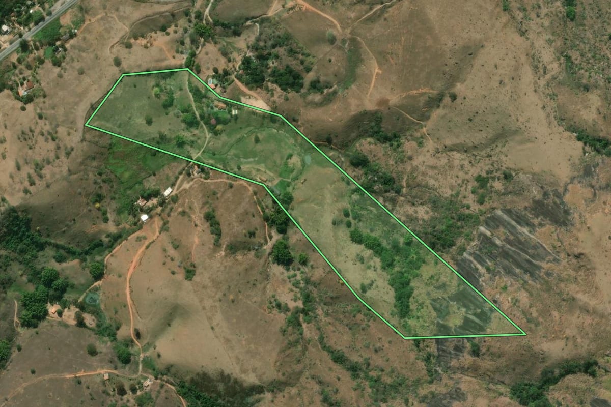 Imagem de satélite do imóvel rural em Sapucaia (RJ), com o contorno declarado no CAR desenhado por cima.