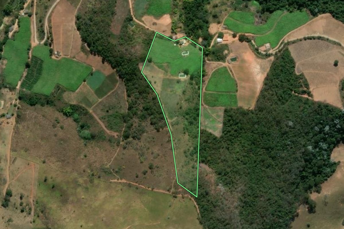 Imagem de satélite do imóvel rural em Sapucaia (RJ), com o contorno declarado no CAR desenhado por cima.