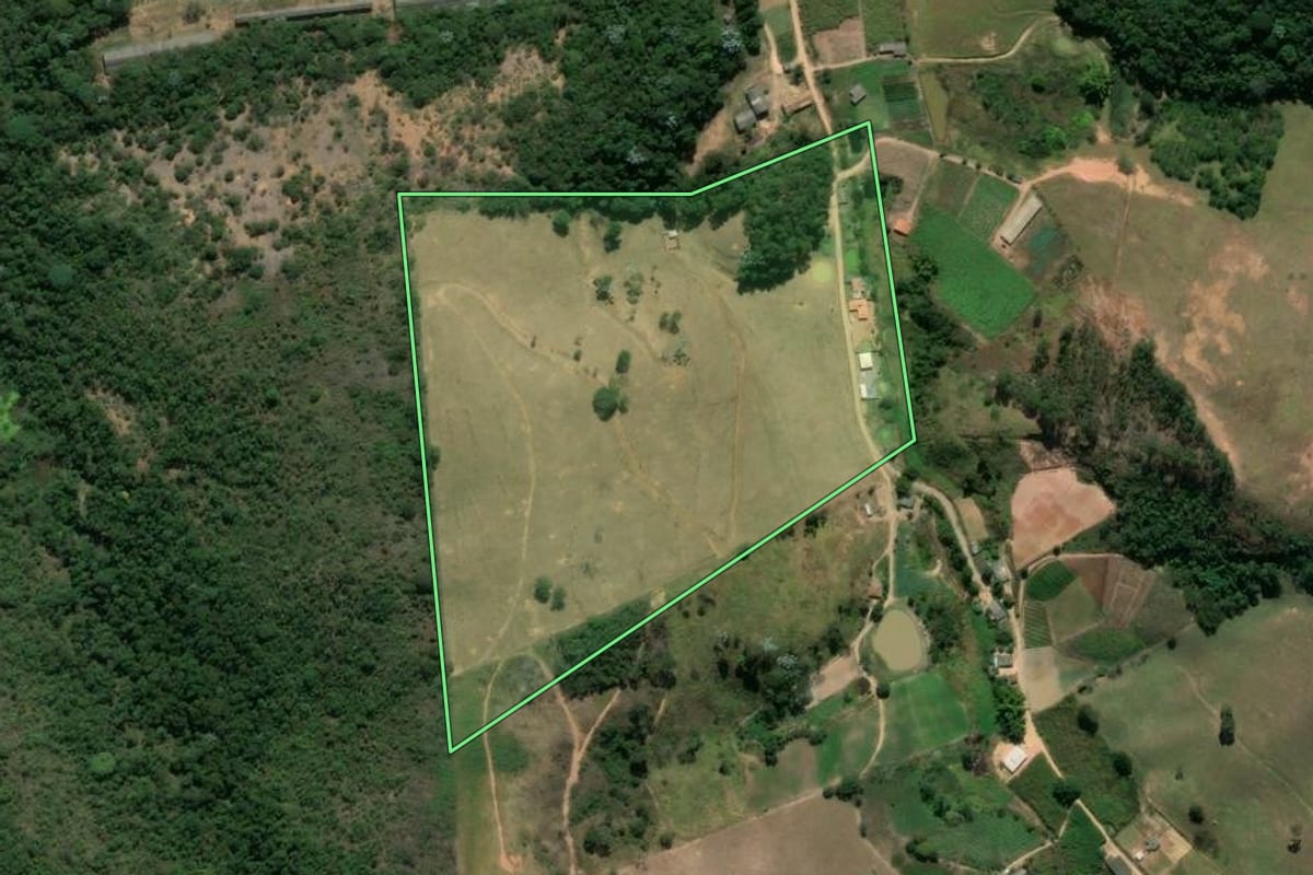 Imagem de satélite do imóvel rural em Sapucaia (RJ), com o contorno declarado no CAR desenhado por cima.