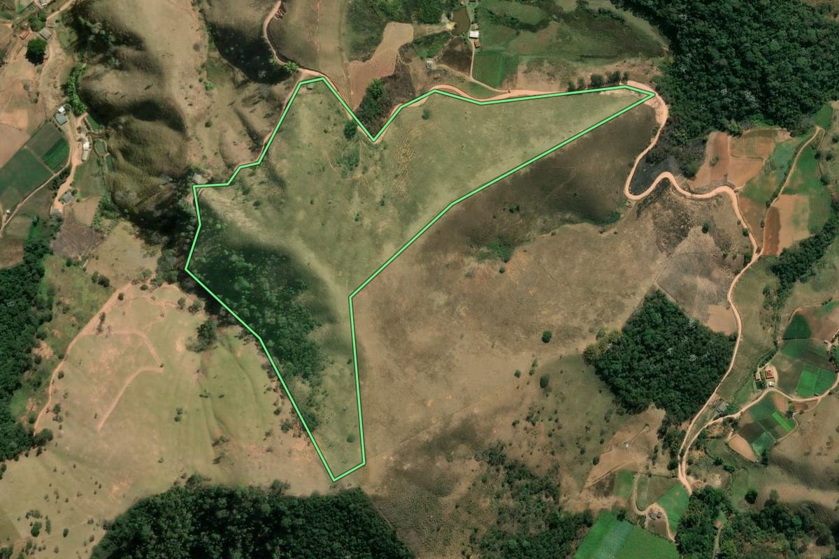 Imagem de satélite do imóvel rural em Sapucaia (RJ), com o contorno declarado no CAR desenhado por cima.