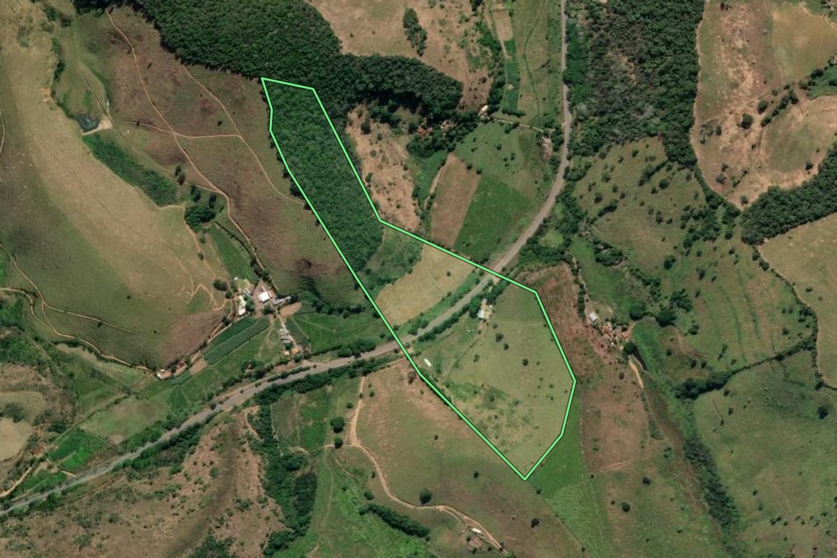 Imagem de satélite do imóvel rural em Sapucaia (RJ), com o contorno declarado no CAR desenhado por cima.