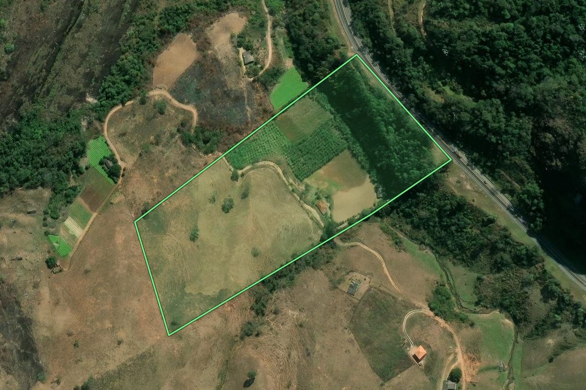 Imagem de satélite do imóvel rural em Sapucaia (RJ), com o contorno declarado no CAR desenhado por cima.