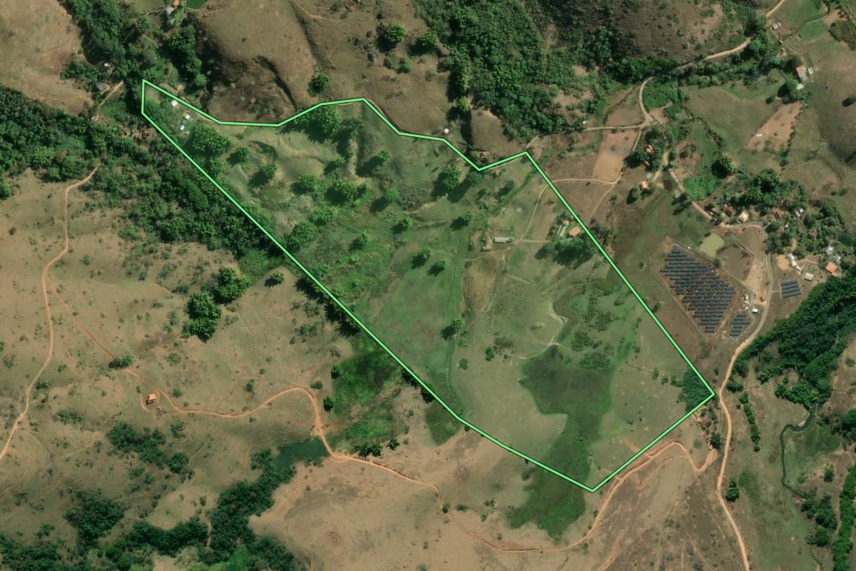 Imagem de satélite do imóvel rural em Sapucaia (RJ), com o contorno declarado no CAR desenhado por cima.