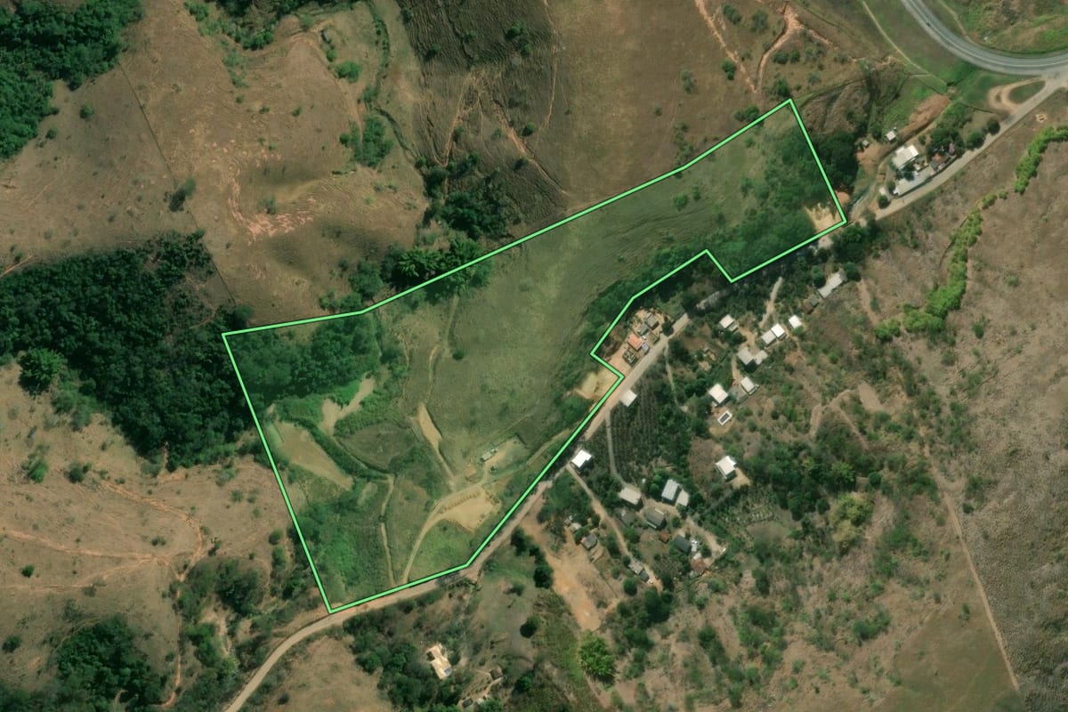 Imagem de satélite do imóvel rural em Sapucaia (RJ), com o contorno declarado no CAR desenhado por cima.