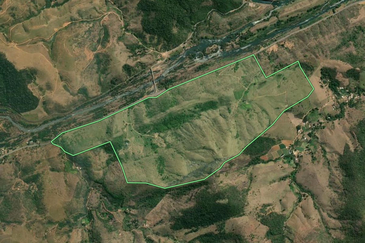 Imagem de satélite do imóvel rural em Sapucaia (RJ), com o contorno declarado no CAR desenhado por cima.