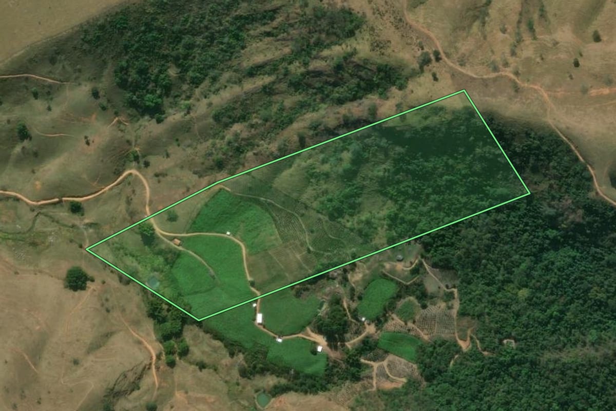Imagem de satélite do imóvel rural em Sapucaia (RJ), com o contorno declarado no CAR desenhado por cima.