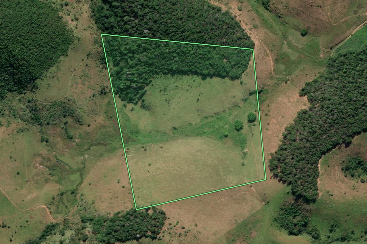 Imagem de satélite do imóvel rural em Sapucaia (RJ), com o contorno declarado no CAR desenhado por cima.