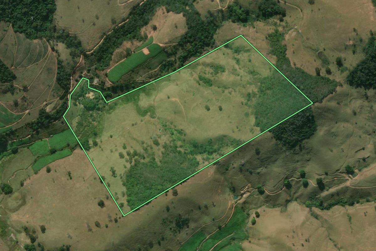 Imagem de satélite do imóvel rural em Sapucaia (RJ), com o contorno declarado no CAR desenhado por cima.