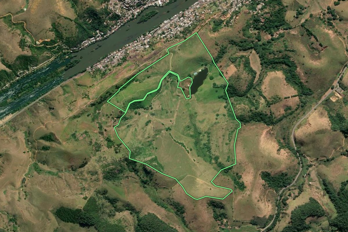 Imagem de satélite do imóvel rural em Sapucaia (RJ), com o contorno declarado no CAR desenhado por cima.