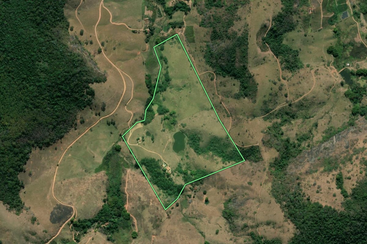 Imagem de satélite do imóvel rural em Sapucaia (RJ), com o contorno declarado no CAR desenhado por cima.