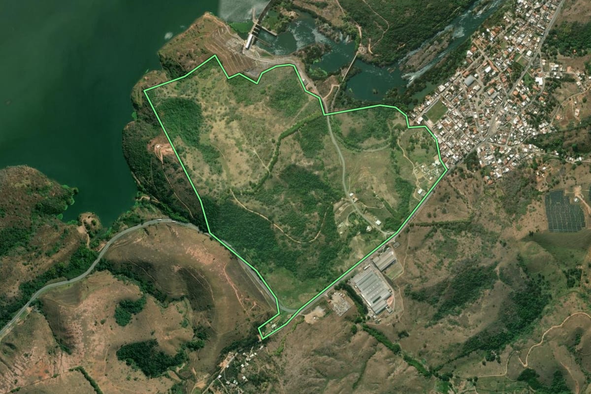 Imagem de satélite do imóvel rural em Sapucaia (RJ), com o contorno declarado no CAR desenhado por cima.