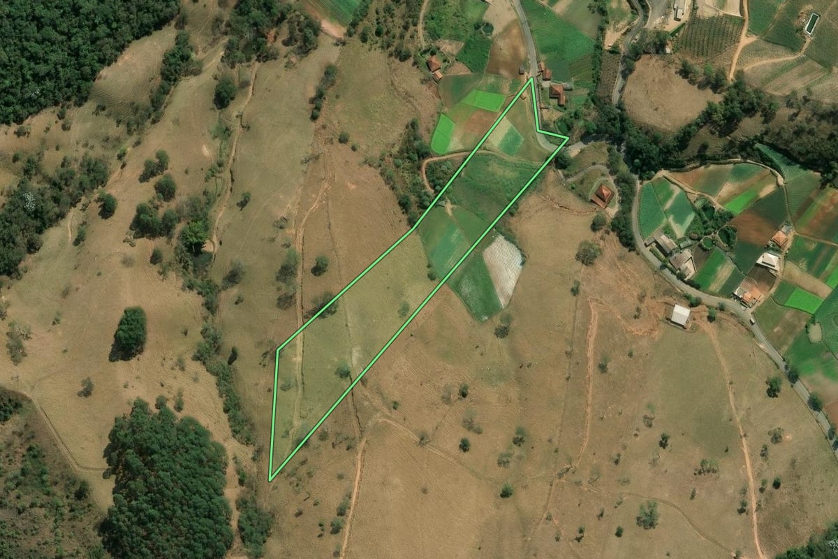 Imagem de satélite do imóvel rural em Sapucaia (RJ), com o contorno declarado no CAR desenhado por cima.