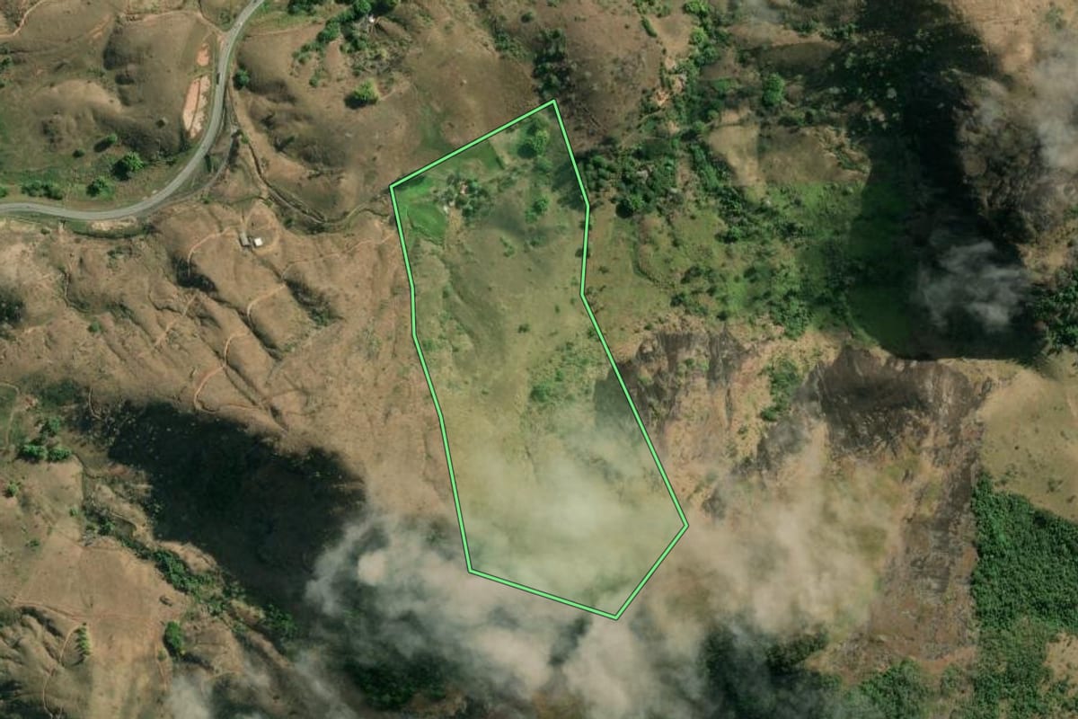 Imagem de satélite do imóvel rural em Sapucaia (RJ), com o contorno declarado no CAR desenhado por cima.