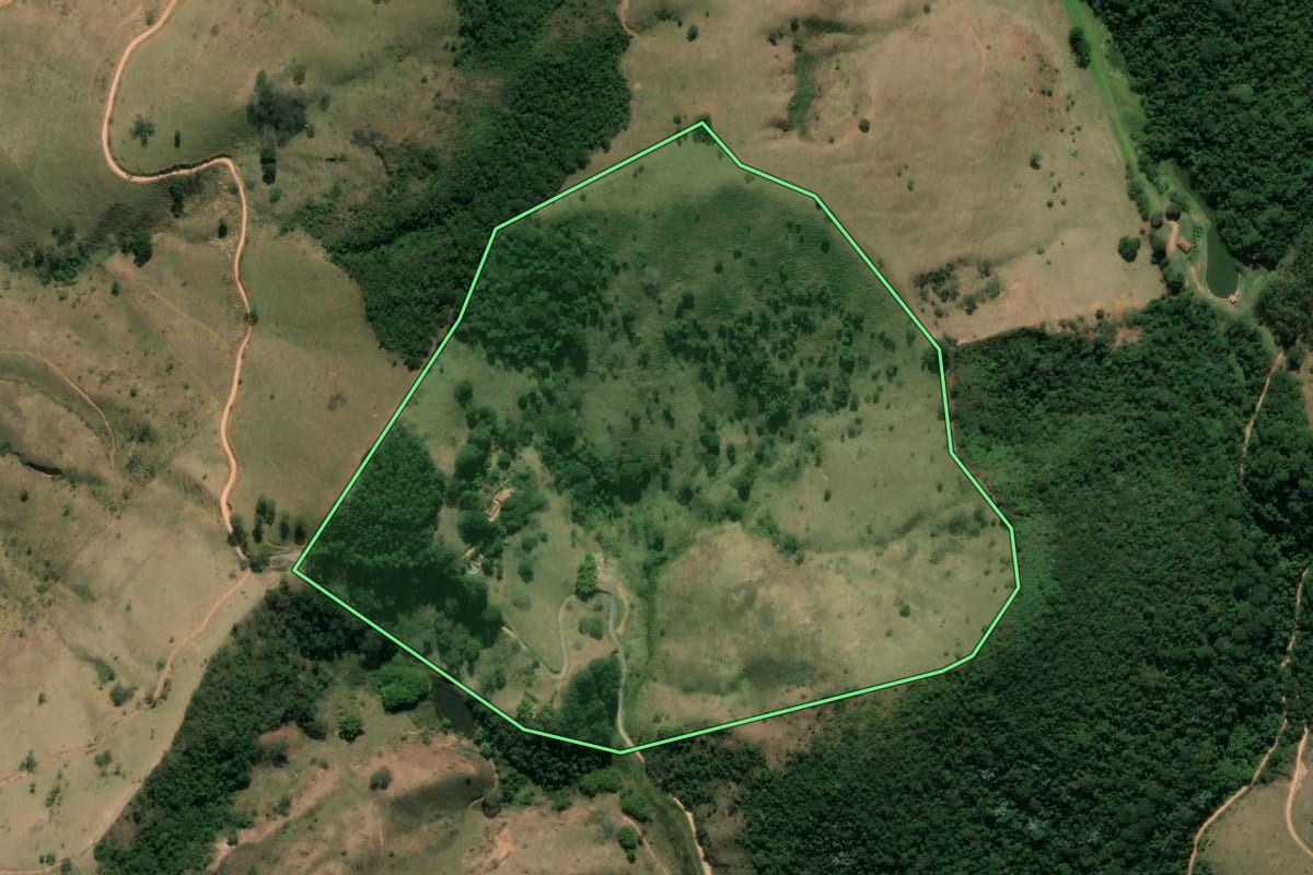Imagem de satélite do imóvel rural em Sapucaia (RJ), com o contorno declarado no CAR desenhado por cima.