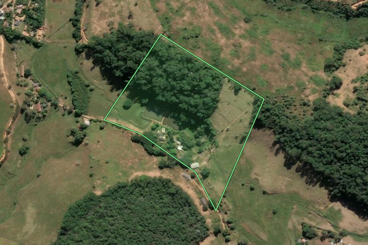 Imagem de satélite do imóvel rural em Sapucaia (RJ), com o contorno declarado no CAR desenhado por cima.