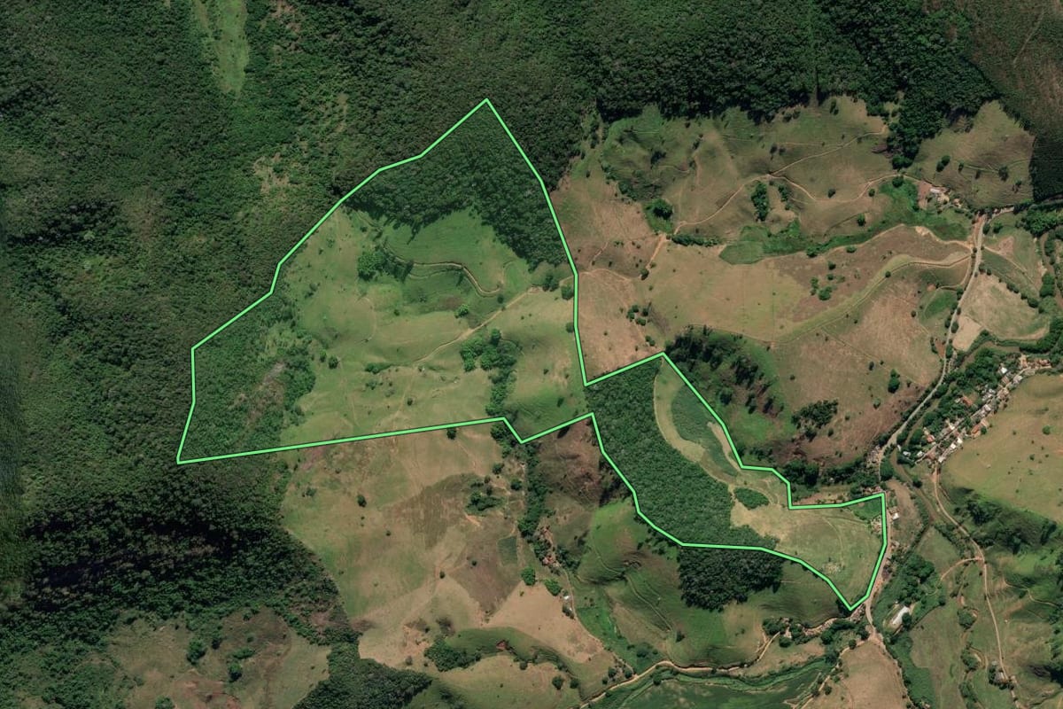 Imagem de satélite do imóvel rural em Sapucaia (RJ), com o contorno declarado no CAR desenhado por cima.