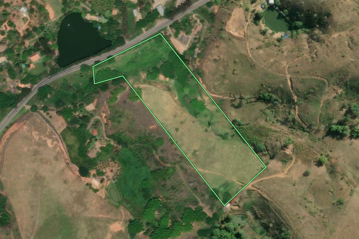 Imagem de satélite do imóvel rural em Sapucaia (RJ), com o contorno declarado no CAR desenhado por cima.
