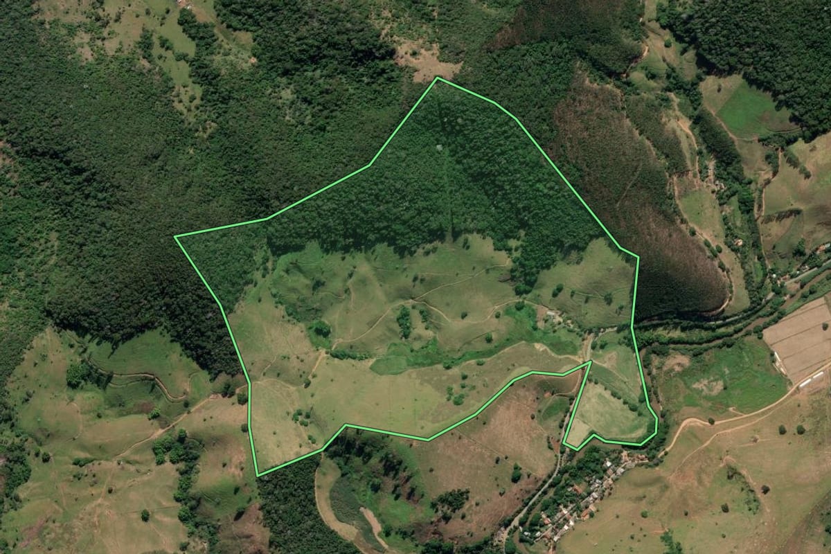 Imagem de satélite do imóvel rural em Sapucaia (RJ), com o contorno declarado no CAR desenhado por cima.