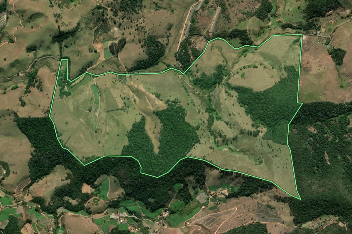 Imagem de satélite do imóvel rural em Sapucaia (RJ), com o contorno declarado no CAR desenhado por cima.