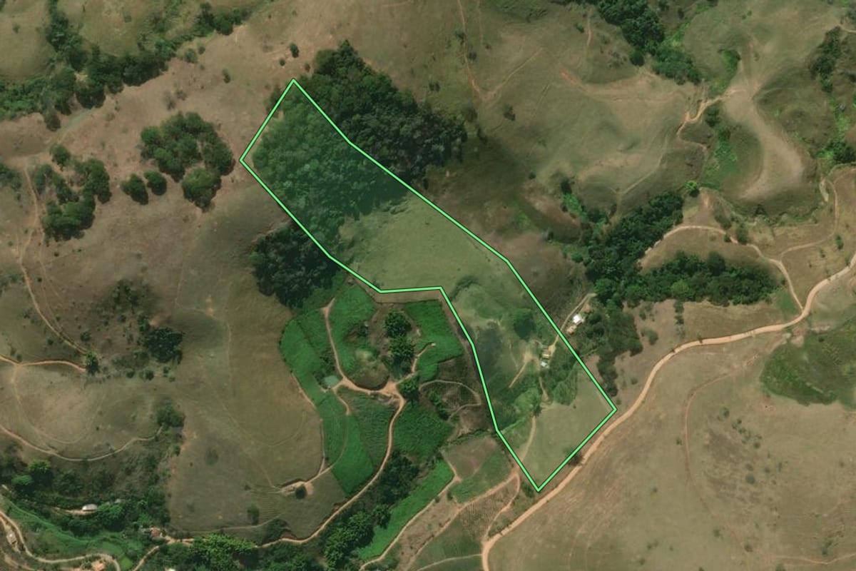 Imagem de satélite do imóvel rural em Sapucaia (RJ), com o contorno declarado no CAR desenhado por cima.