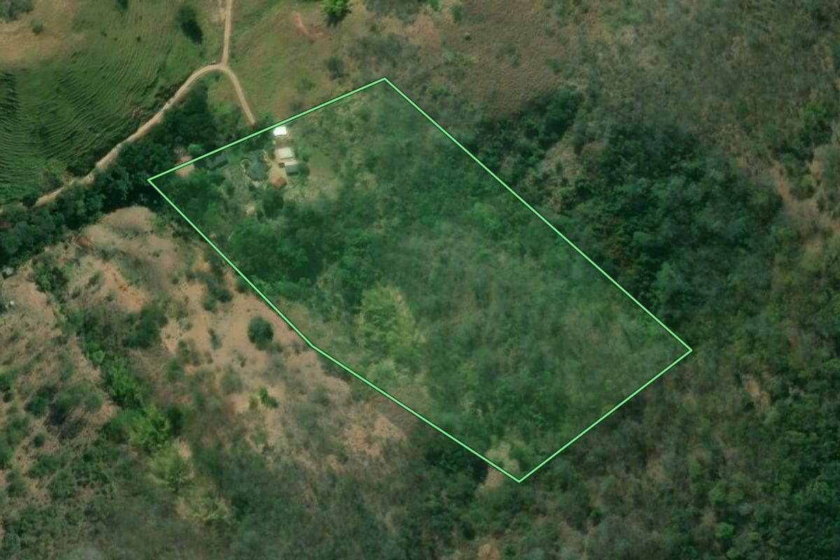 Imagem de satélite do imóvel rural em Sapucaia (RJ), com o contorno declarado no CAR desenhado por cima.