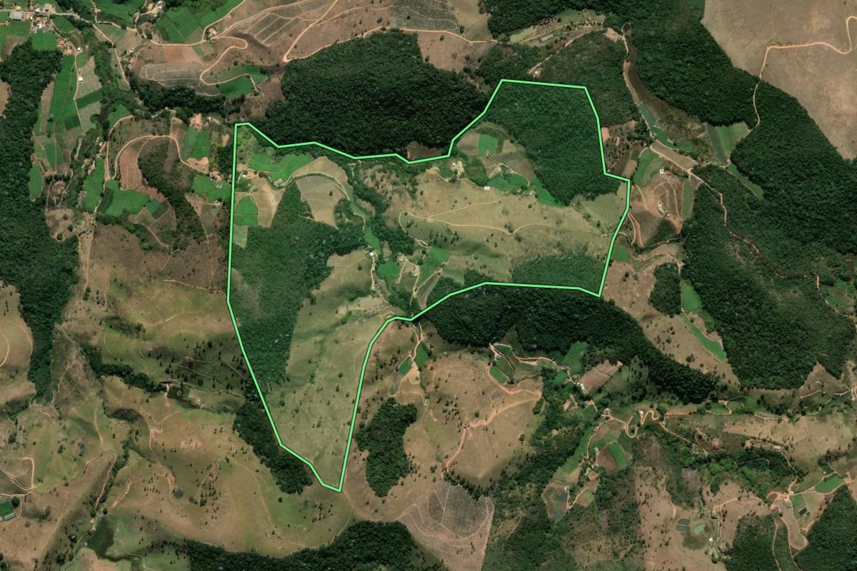 Imagem de satélite do imóvel rural em Sapucaia (RJ), com o contorno declarado no CAR desenhado por cima.