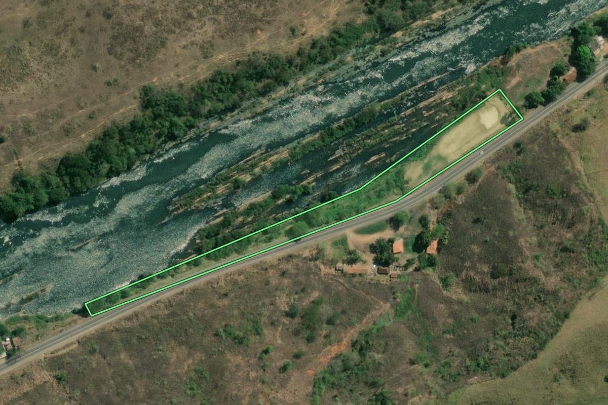 Imagem de satélite do imóvel rural em Sapucaia (RJ), com o contorno declarado no CAR desenhado por cima.
